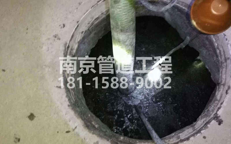 216聚宝山清理化粪池