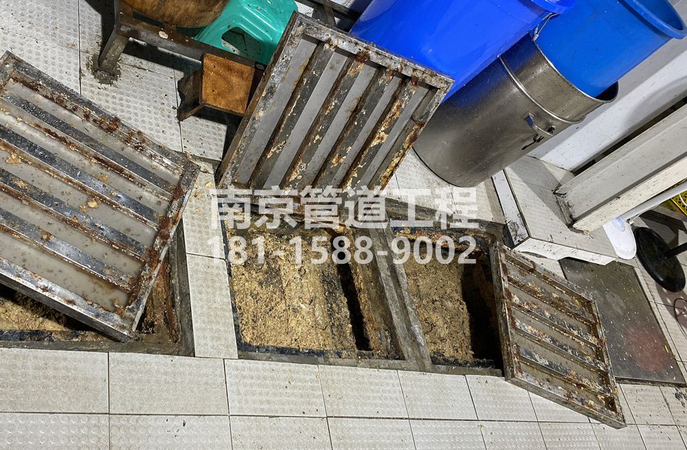 278聚宝山城管中队食堂隔油池清理